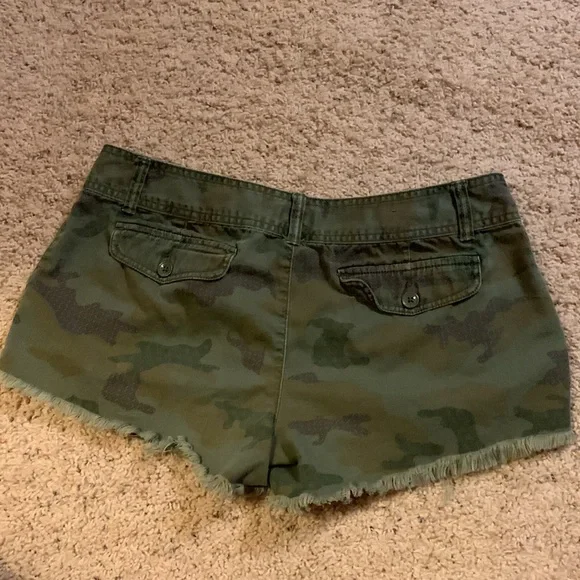 🎈Women’s (junior) distressed Mossimo Camo Shorts - Picture 3 of 5